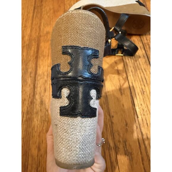 Tory Burch Wedges Size 10 Two Tone Black Leather Logo Khaki Brown Burlap EUC - Picture 7 of 8